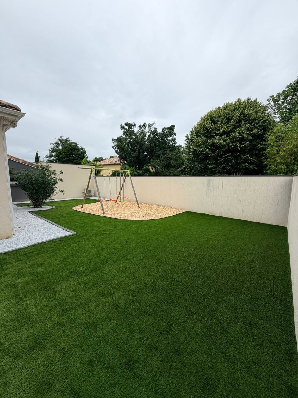 Jardin après intervention de MS Espace Vert, gazon synthétique