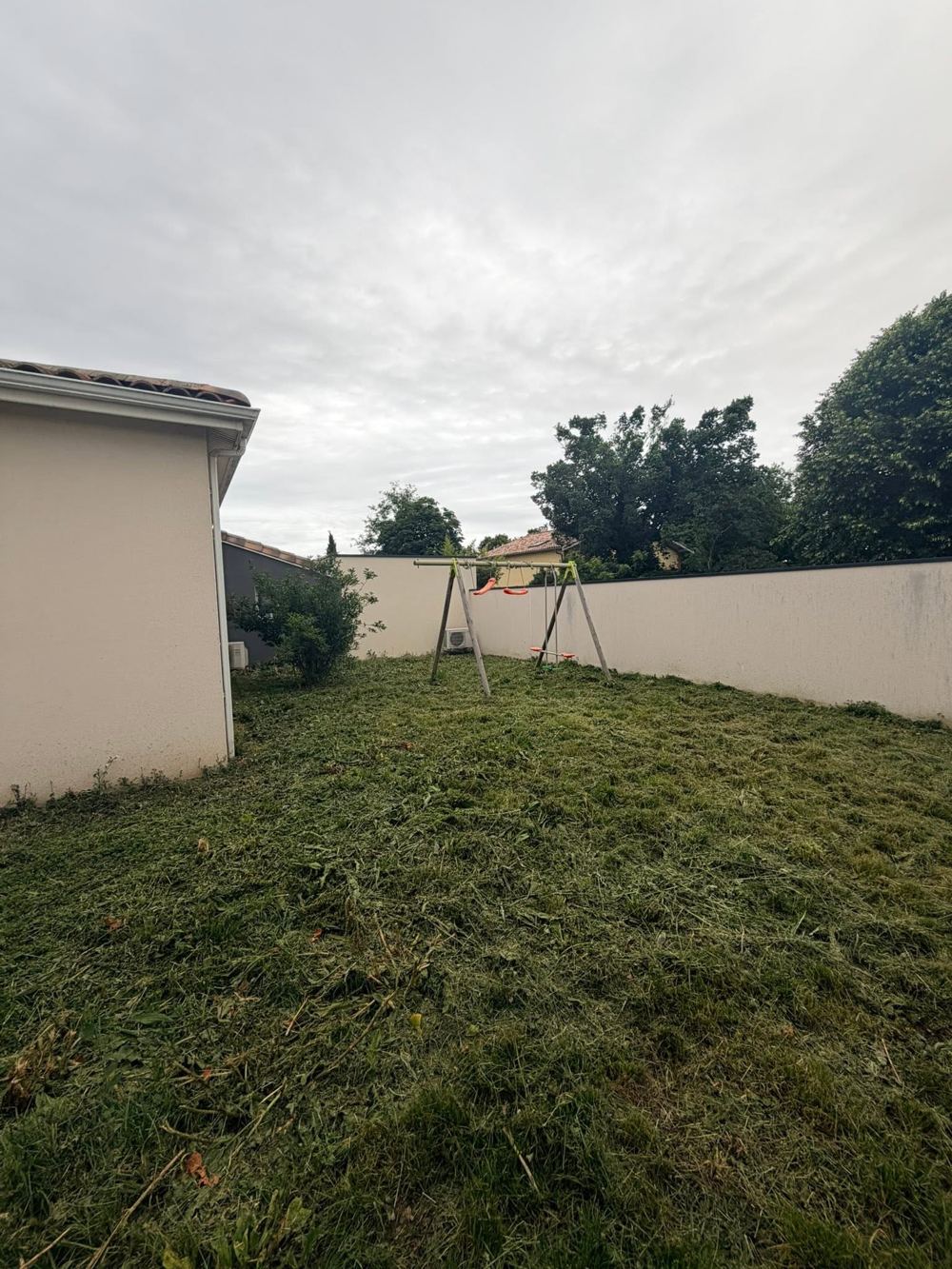 Jardin avant intervention de MS Espace Vert, gazon synthétique