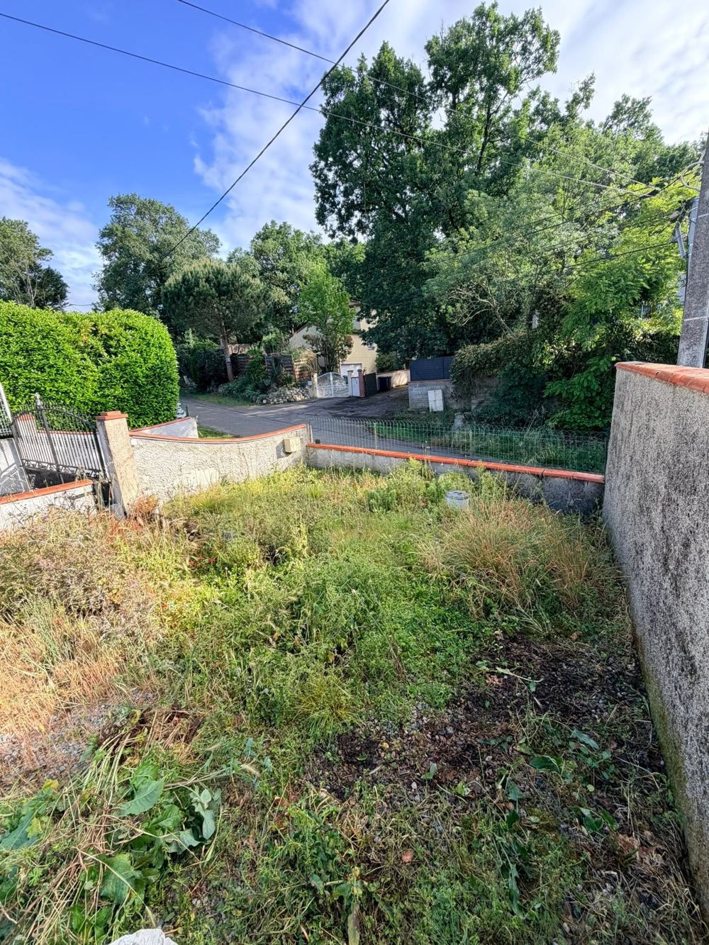 Jardin avant intervention de MS Espace Vert, enrochement
